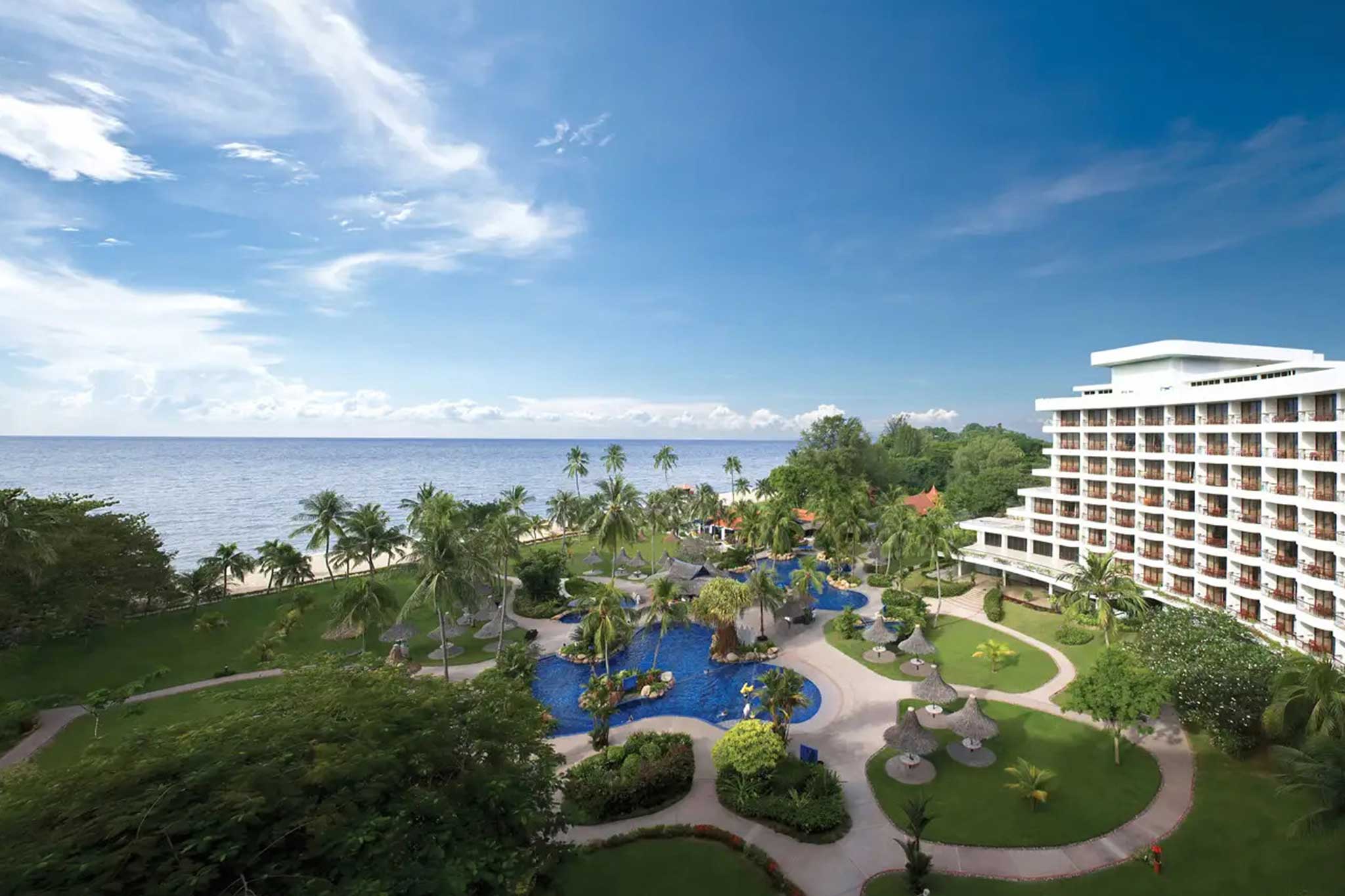 Shangri-La Golden Sands, Penang & Shangri-La Rasa Sayang, Penang pool and garden