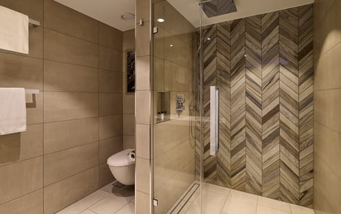 azamara-azamara-journey-world-owners-suite-bathroom-2-michael-pisarri_003