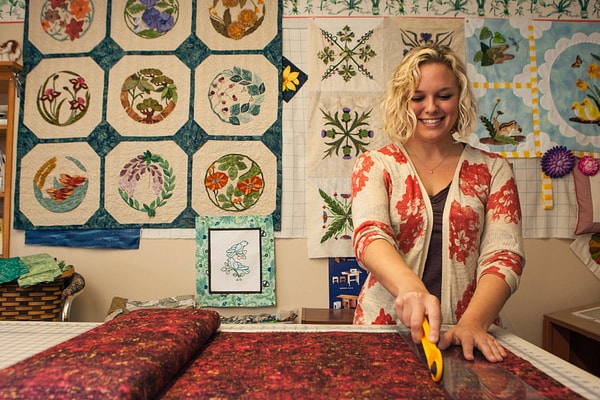 https://img.kenwoodtravel.co.uk/thumb/600x400/uploads/2024/03/18/paducahselects_quilting_49_0.jpg