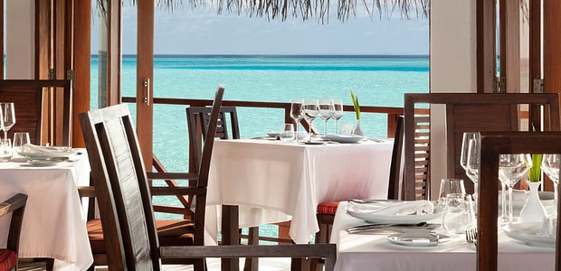 https://img.kenwoodtravel.co.uk/thumb/620x300/uploads/2020/11/29/anantara_dhigu_restaurant_terrazzo_angle_01_1920x600.jpg