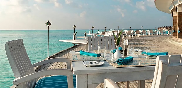 https://img.kenwoodtravel.co.uk/thumb/620x300/uploads/2023/01/26/anantara_dhigu_detail_restaurant_2_750x405.jpg