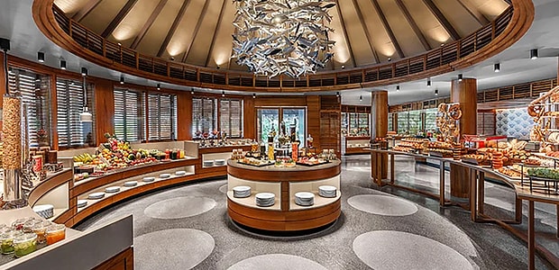 https://img.kenwoodtravel.co.uk/thumb/620x300/uploads/2023/01/26/anantara_dhigu_fushi_cafe_buffet_bar_750x405.jpg