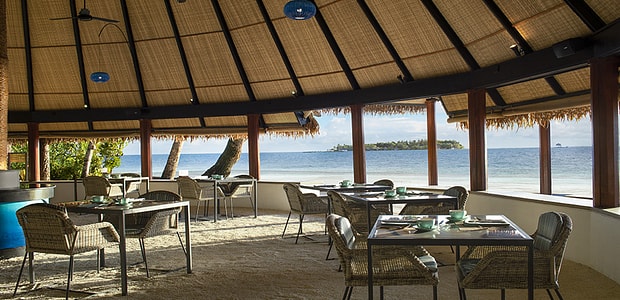 https://img.kenwoodtravel.co.uk/thumb/620x300/uploads/2023/02/7/dh-ihuru-riveli-restaurant-01.jpg