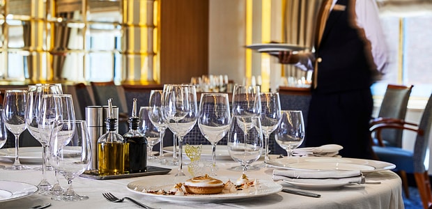 https://img.kenwoodtravel.co.uk/thumb/620x300/uploads/2023/08/3/Silversea%20Cruises%20-%20Silver%20Cloud%20-%20The%20Restaurant%203.jpg