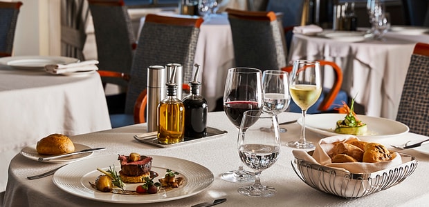 https://img.kenwoodtravel.co.uk/thumb/620x300/uploads/2023/08/3/Silversea%20Cruises%20-%20Silver%20Cloud%20-%20The%20Restaurant%204.jpg
