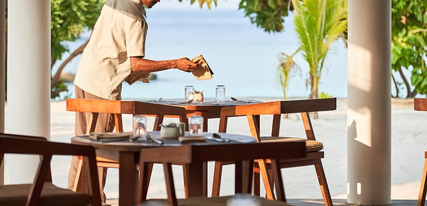 https://img.kenwoodtravel.co.uk/thumb/620x300/uploads/2025/08/8/siyam-world-baraabaru-restaurant-exterior.jpg