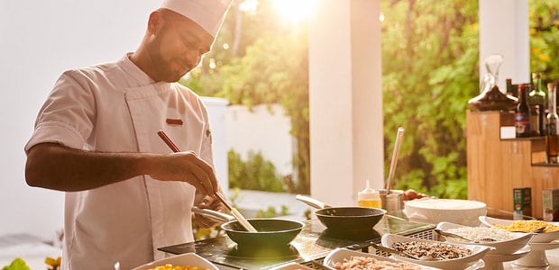 https://img.kenwoodtravel.co.uk/thumb/620x300/uploads/2025/08/8/siyam-world-baraabaru-restaurant-live-station.jpg