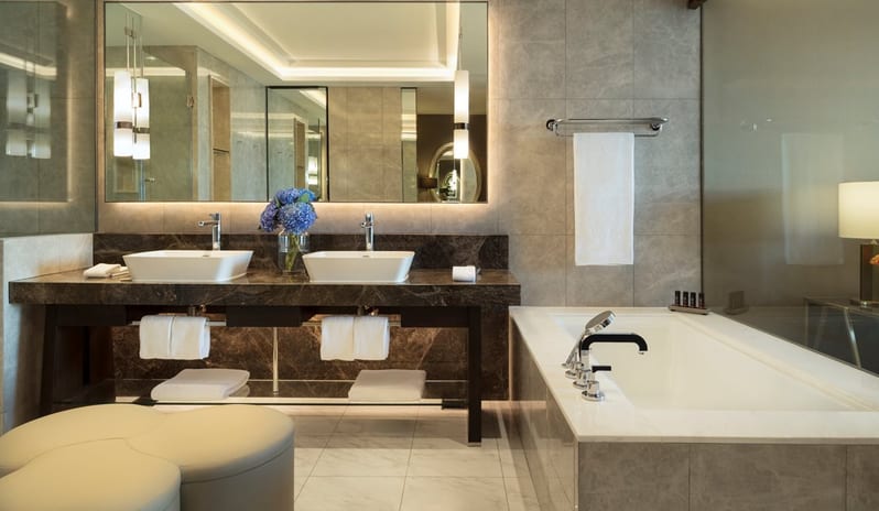 kibkk1_one-bedroom-family-suite_bathroom_original_jpg