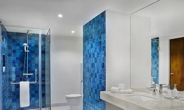 avani_kalutara_resort_guest_room_avani_ocean_view_pool_suite_bathroom_shower-590-354
