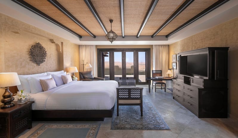 qasr_al_sarab_desert_resort_by_anantara_guest_room_two_bedroom_villa_kind_bedroom