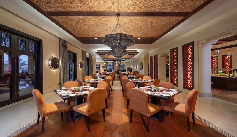 qasr_al_sarab_desert_resort_by_anantara_restaurant_al_waha_interior_dining_area