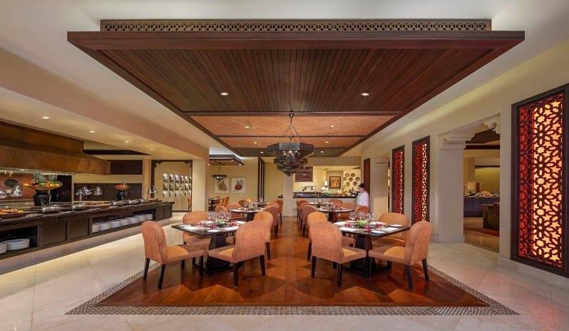 qasr_al_sarab_desert_resort_by_anantara_restaurant_al_waha_interior_hot_counter