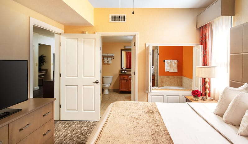 fl-suites-3br-master-bed-1_001