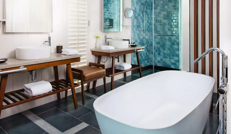 Two Queen Beds Ocean View - Bathroom