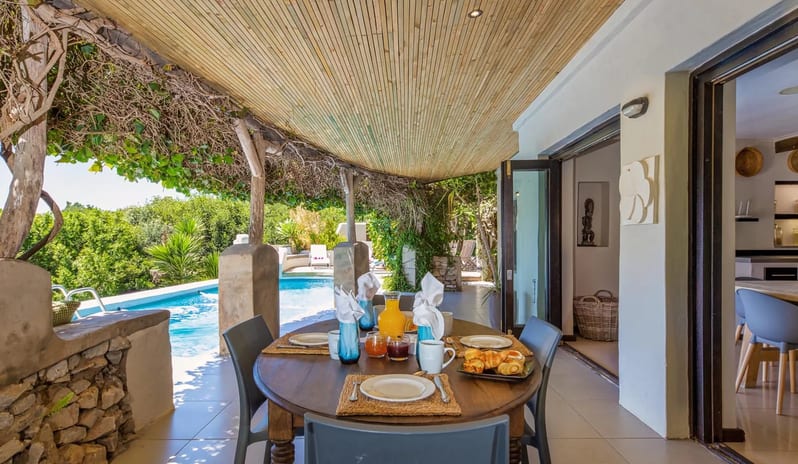 VILLA-DINING-BY-THE-POOL