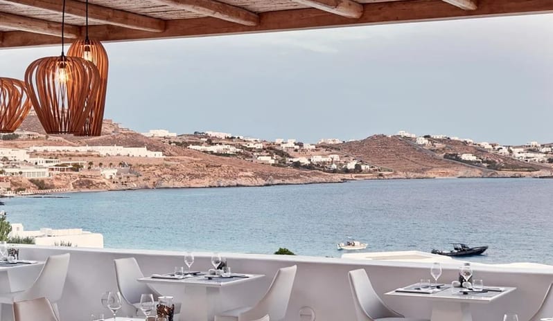 KATIKIES-MYKONOS-SELTZ-TABLE-ARRANGEMENT