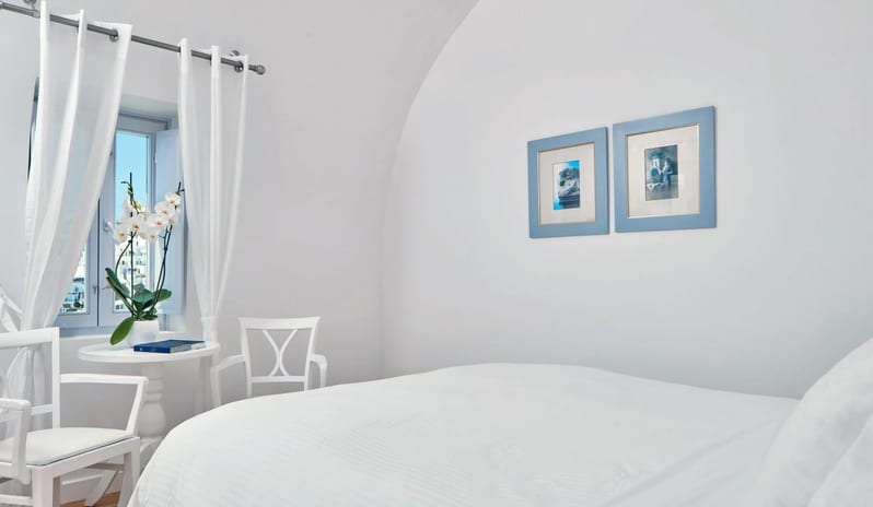 KATIKIES-SANTORINI-DOUBLE-ROOM-BED
