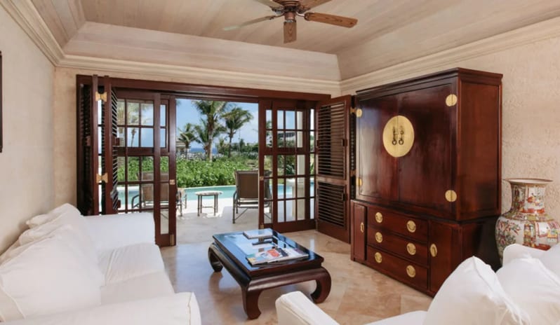 ONE-BEDROOM-OCEAN-VIEW-SUITE-WITH-28-FEET-POOL-LIVING-ROOM