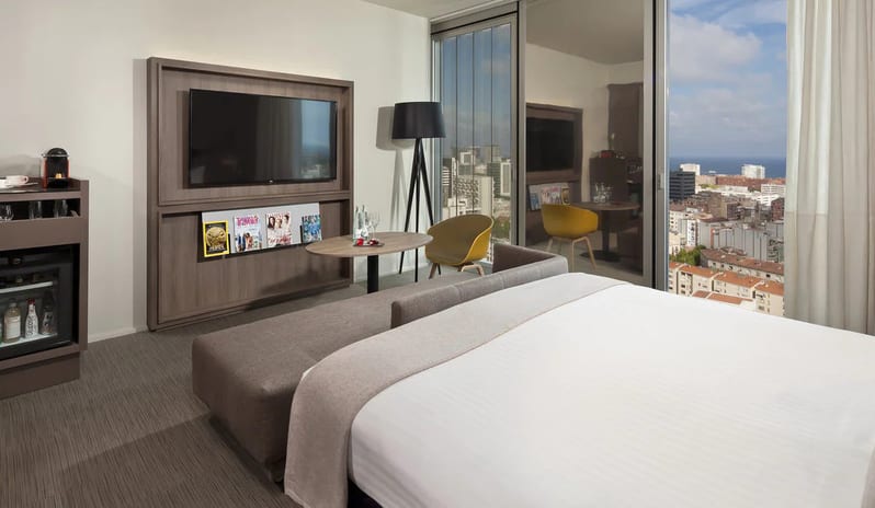 PREMIUM-ROOM-BEDROOM-CITY-VIEW