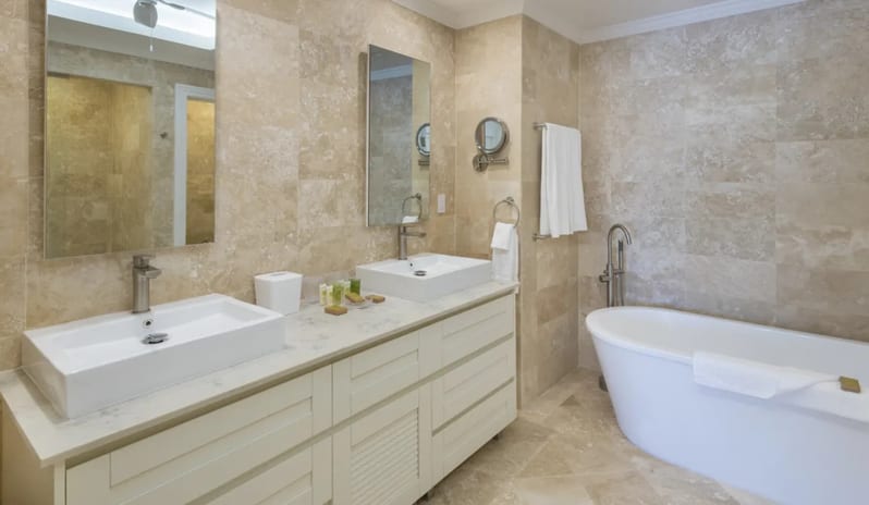 THREE-BEDROOM-CONTEMPORARY-SUITE-DRESSING-ROOM