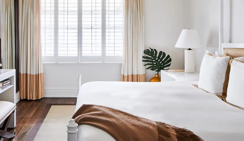 The-Betsi-Miami-Superior-Pool-View-Suite-Bed