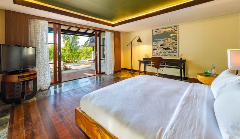 OZEN-RESERVE-BOLIFUSHI-Earth-Pool-RESERVE-Master-Bedroom-scaled