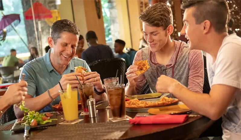 Loews-Pacific-Resort-Universal-Orlando-Jakes-American-Bar-Family-Time