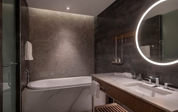 king-twodbl-deluxe-bathroom_006