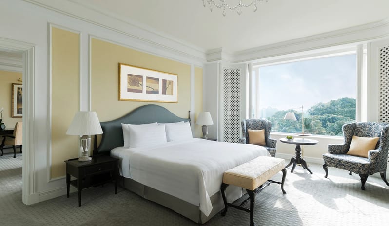 Shangri-La-Singapore-Deluxe-Suite-Master-Bedroom