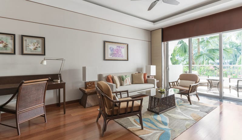 Shangri-La-Singapore-Garden-Wing-One-Bedroom-Suite-Bathroom-Living-Room