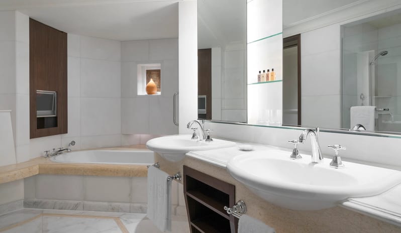 Shangri-La-Singapore-Valley-Wing-Deluxe-Bedroom-Bathroom