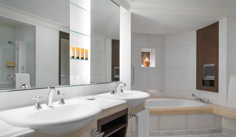 Shangri-La-Singapore-Valley-Wing-One-Bedroom-Suite-Bathroom