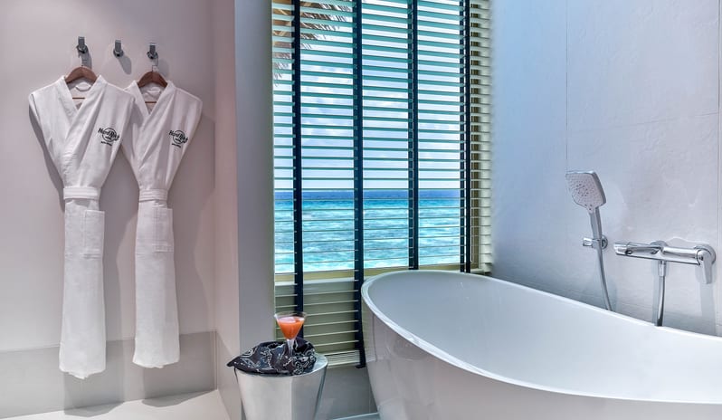 Platinum-Overwater-Pool-Villa_bathroom_bathtub