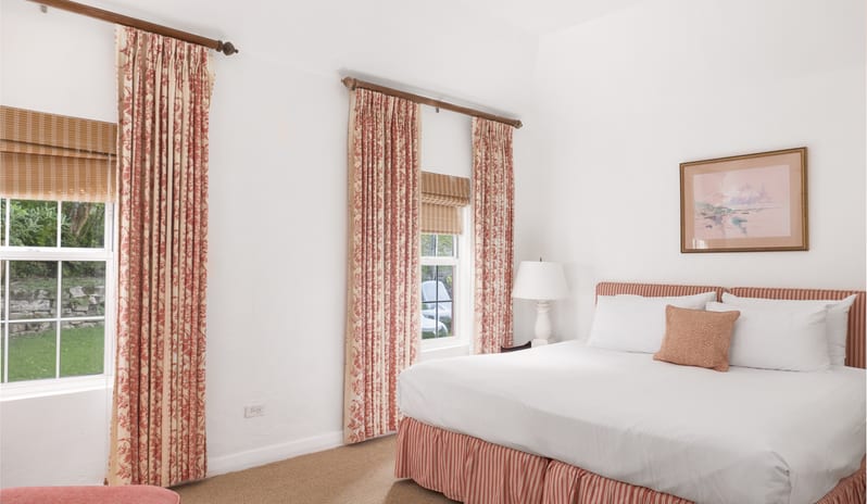 Three Bedroom Full Kitchen Water View Cottage