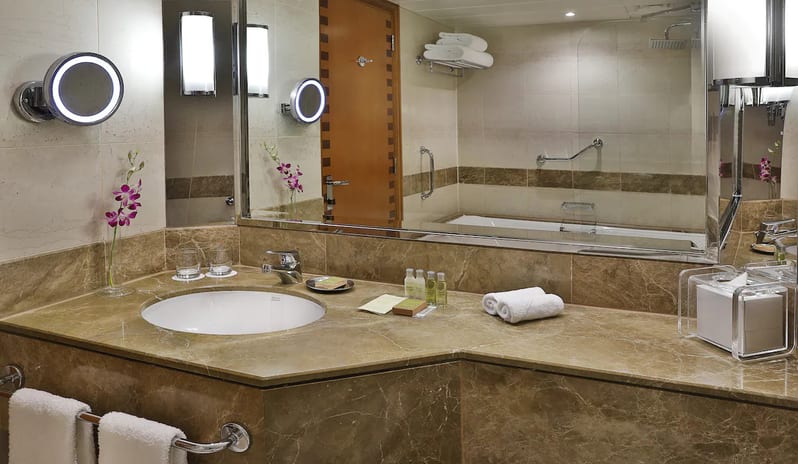 Hilton-Dubai-Jumeirah-Resort-Ai-Dubai-and-Sea-View-Bathroom