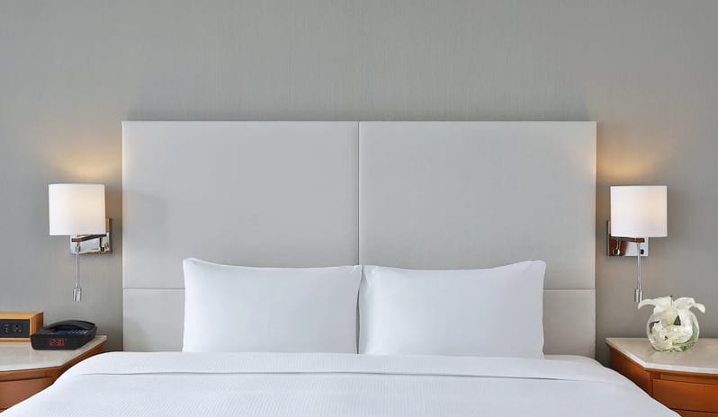 Hilton-Dubai-Jumeirah-Resort-Ai-Dubai-and-Sea-View-Bed-Detail