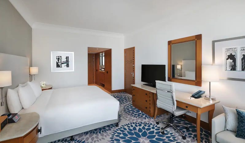 Hilton-Dubai-Jumeirah-Resort-Ai-Dubai-and-Sea-View-Bedroom