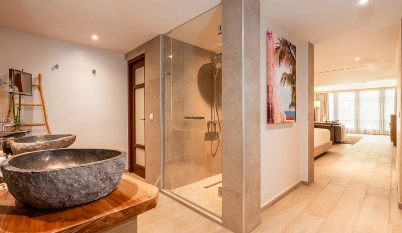 Master Suite Tropical Garden View