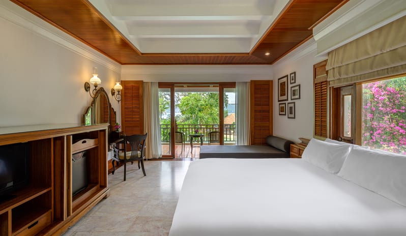 Lagoon Poolside with Bathtub