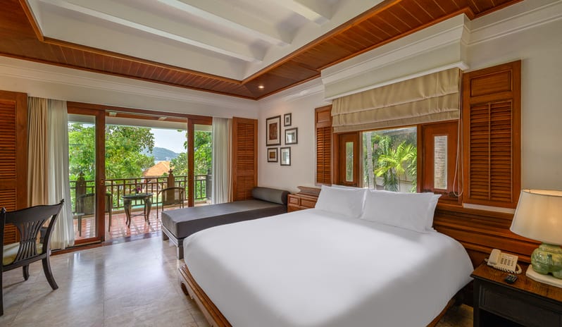 Lagoon Poolside with Bathtub