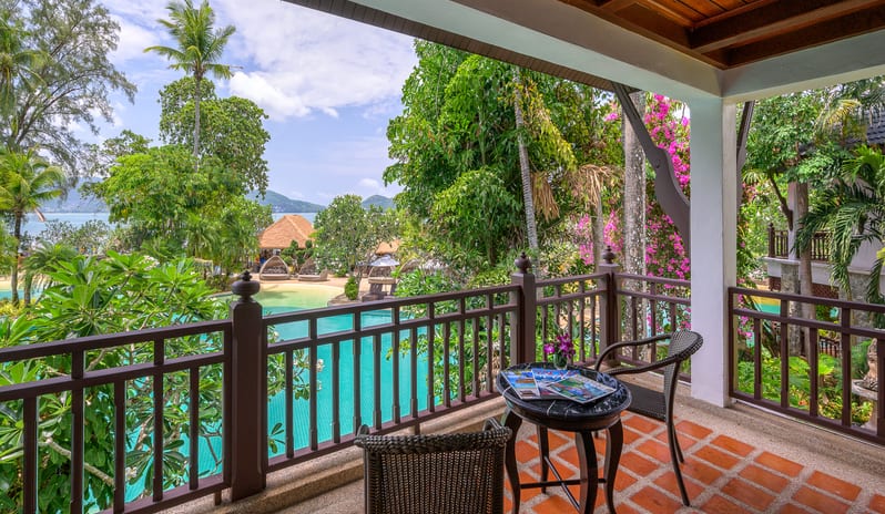 Lagoon Poolside with Bathtub