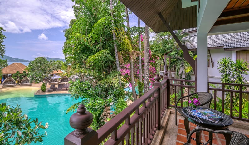 Lagoon Poolside with Bathtub