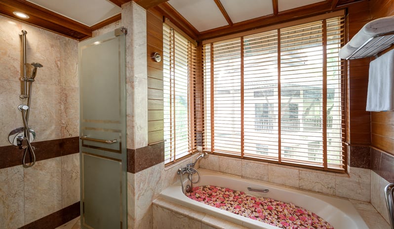 Hillside with Terrace Bathtub