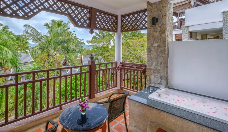 Hillside with Terrace Bathtub