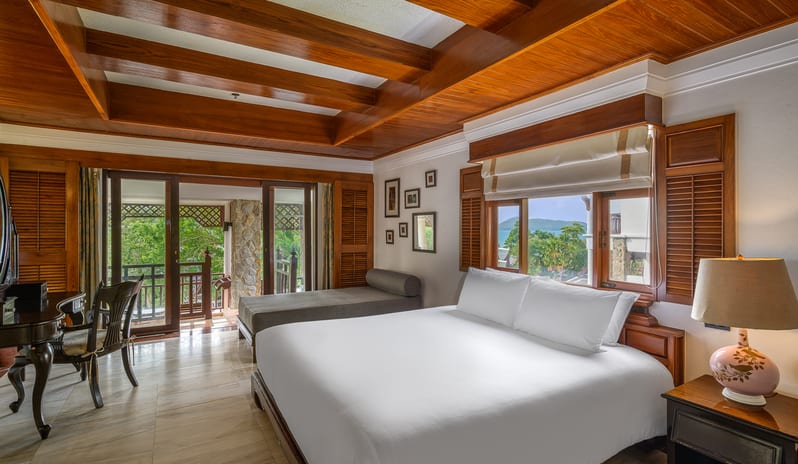 Hillside with Terrace Bathtub