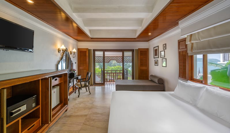 Hillside with Terrace Bathtub