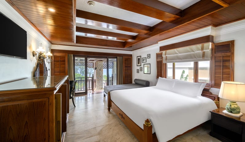 Hillside with Terrace Bathtub