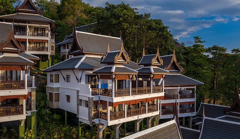 Hillside with Terrace Bathtub