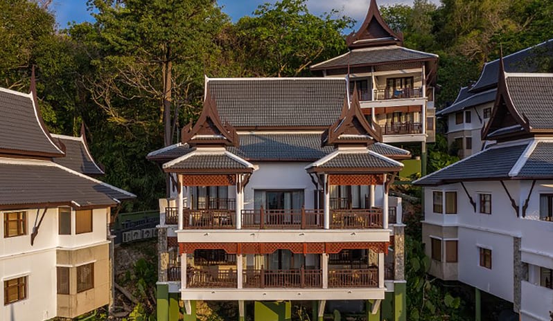 Hillside with Terrace Bathtub