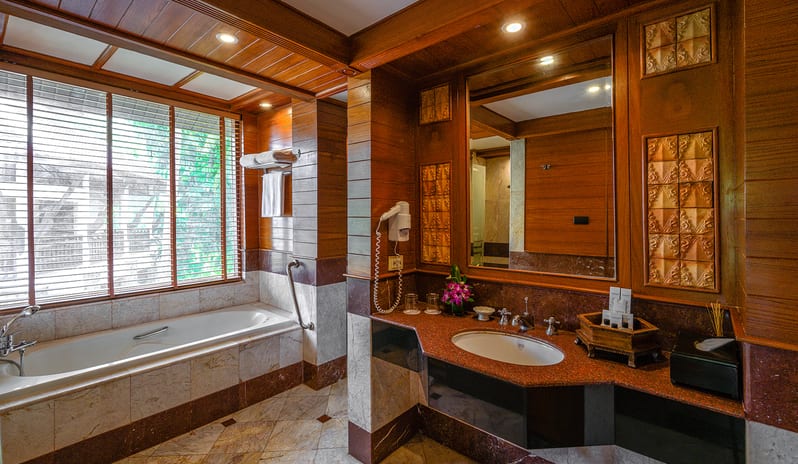 Lagoon Pool Access with Bathtub